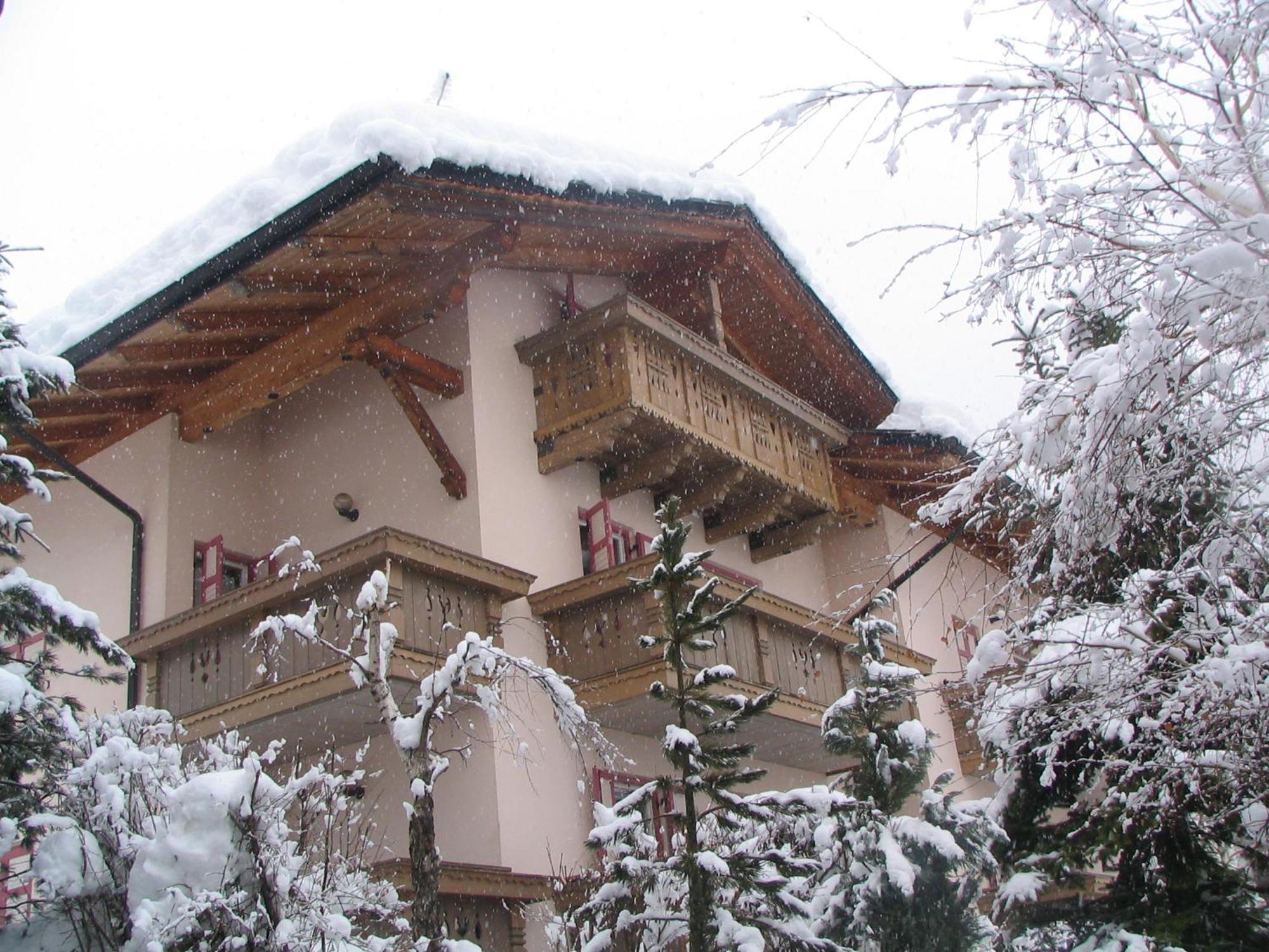 Villa Mirabell Cavalese Bagian luar foto